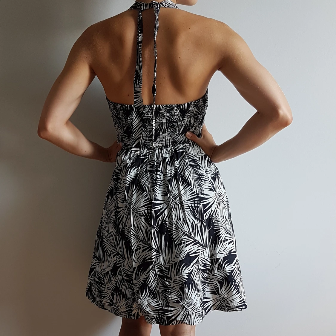 Svartvit halterneck klänning H&M - 90