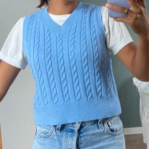 Kabelstickad väst - Suuupersöt, ljusblå kabelstickad väst!💘💘💘💘