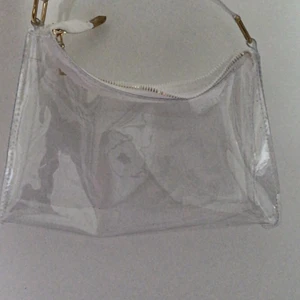 Baguett väska - Kommer ej till användning & därför säljer jag den nu. Aldrig använt den, och är i jätte bra skick. 