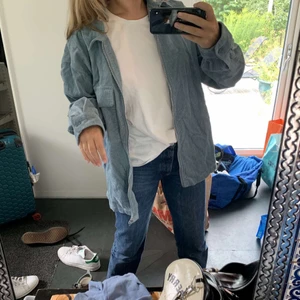 Jättesnygg höstjacka - Säljer min höst/vårjacka från H&M då den ej kommer till användning🥰storlek L, sitter oversize på mig som är en S upptill🥰