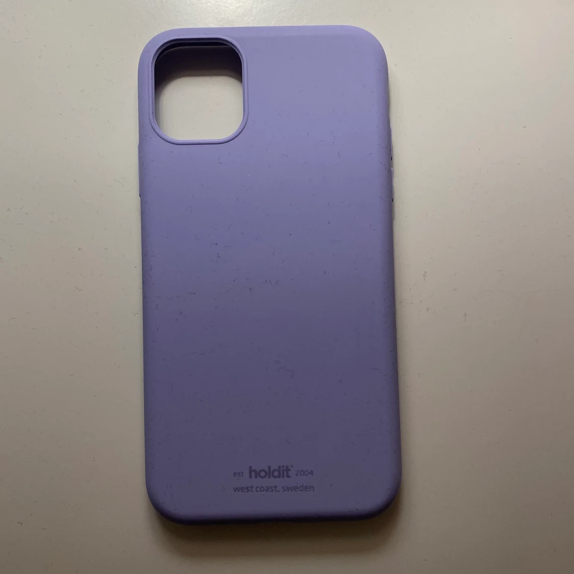Lila mobilskal från holdit