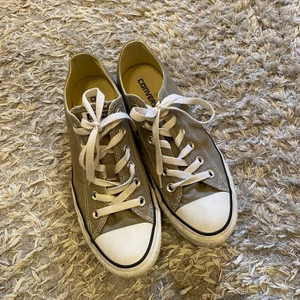 Converse skor - Låga converse i strl 39, använda ett fåtal gånger, färgen är beige/grön/brun, spårbar frakt 66kr☺️💘