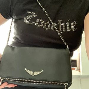 Zadig & Voltaire ”rock noir” väska - Denna trendiga väska är i gott skick och köptes för 3400kr. OBS! Det medföljer endast den långa kedjan, men ”snurrar” man den så har den samma längd som om det vore den korta. Säljaren står för frakten