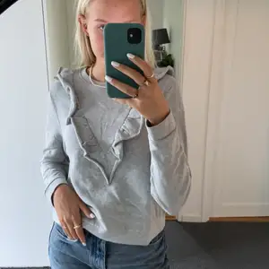 Grå sweatshirt med cool detalj från hm. Storlek M❣️