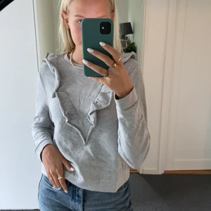 Grå sweatshirt - Grå sweatshirt med cool detalj från hm. Storlek M❣️