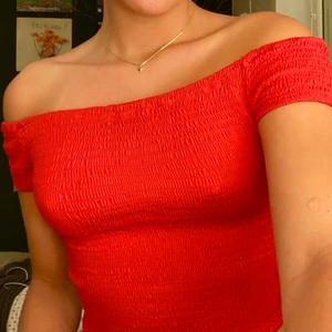 Off shoulder top - Röd off shoulder topp från Brandy Melville. Extremt stretchig! Passar XS-M. 🌹