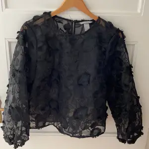 Ascool topp/blus från HM som jag älskat att ha tex. en snygg bralette eller BH under. Den är aningen liten för mig i axlarna så passar mig perfekt på nån som är aningen mindre (jag är vanligtvis en 38/40). 