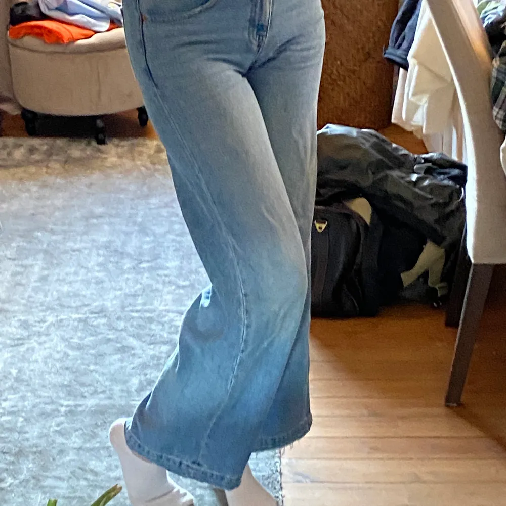 Säljer nu dessa snygga mid-rise jeans från Dr.Denim då de enligt mig blivit för korta på mig som är 180. Är i strl 27/32 och är i bra skick! 💖 köpare står för frakten. Jeans & Byxor.
