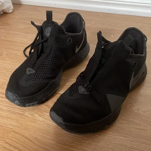 PG 4 Basletskor Tripple Black  - En utav de mest omtalande Basketspelaren Paul George’s NIKE sko PG 4 är gjord för att vara lätt och bekväm på fötterna under hela matchen och introducerar ett Nike Air-dämpningssystem i fullängd som är mjukt och fjädrande. Skorna är hyfsat nya eftersom jag bara spelat två officiella basketmatcher med de, och tränat 3 gånger med de. Ordinarie Pris ca 1 200kr men säljer de för 900kr. Om ni har andra förslag på priser eller vill se bilder av skorna så är det bara att kontakta mig :) 