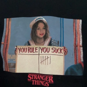 Stranger things Crewneck  - Säljer den här tröjan med stranger things tryck. Säljer eftersom den inte är min stil längre. Skriv privat för frågor.✨