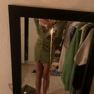 Super fin grön klänning som liknar den från withjean!! Köpte den här på Plick för ett tag sen men den har tyvärr inte kommit till användning trots att den är sååå fin😍Finns ingen lapp kvar men den passar perfekt på mig som vanligtvis har S! 