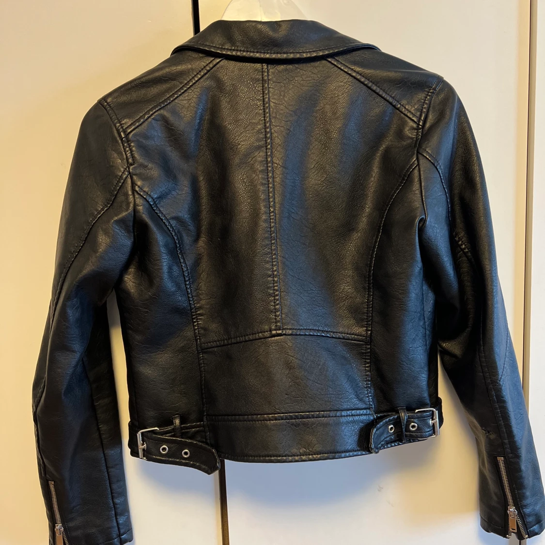 Svart fake skinnjacka  - 90