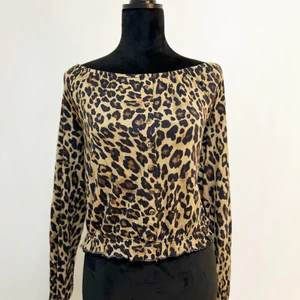 Leopard volangtopp - H&M storlek Medium - Jättesöt och luftig topp med fina volangmönster. Passar perfekt till sommaren. Säljer den pågrund av att den är för liten på mig. Har enbart använt den 1 gång och den är i nyskick. Säljer för 100kr