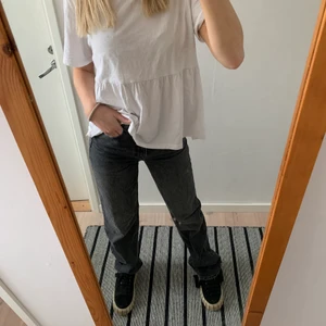 Jeans från Zara - Säljer nu mina så coola Zara jeans! Dem är raka i passformen och sitter perfekt! Dem är höga i midjan med perfekt passform i midjan! Bra längd på mig som är 173