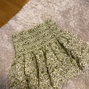 Zara kjol - Populär kjol från zara, som är slutsåld! Supersnygg till allt och speciellt på sommarn🤩 passar både storlekarna XS och M.