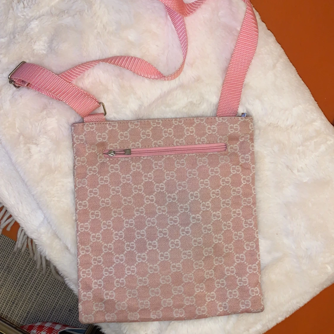 Axelväska med monogram motiv  - 90