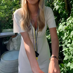 Vit klänning - Perfekt till studenten!! Så simpel men ändå snygg! Passar allt från S till M, då den faller så snyggt men ändå är stretchig! Aldrig använd med lappen kvar!