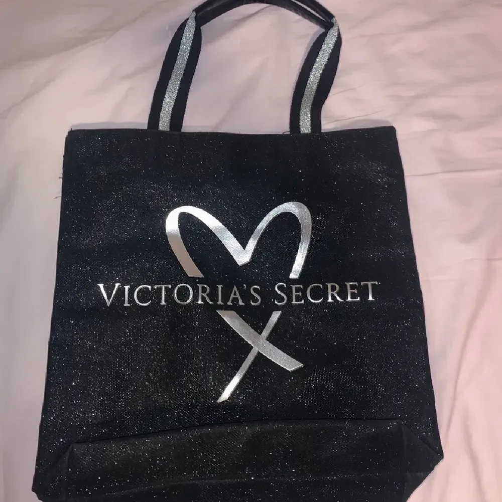 jättefin toteväska från victoria’s secret! har en ficka inuti! . Väskor.