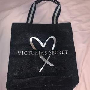 jättefin toteväska från victoria’s secret! har en ficka inuti! 