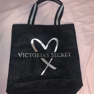 Victoria’s secret toteväska - jättefin toteväska från victoria’s secret! har en ficka inuti! 