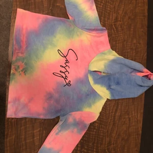 Regnbågsfärgad barntröja i storlek 150 - Använd men i bra skick 🌈