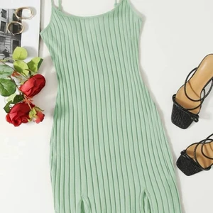 Pastell grön klänning  - Säljer en Pastell grön klänning från shein då de inte är min stil längre. Väldigt fin passform och följer dina former bra. Köparen står för frakt, men kan även mötas upp.