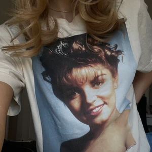 Graphic Tee - Skit cool graphic Tee från en 90 tals TV- serie ”Twin Peaks”. Storlek M, näst intill oanvänd! 🤩🙌🏼 Obs små prickar på ena arm