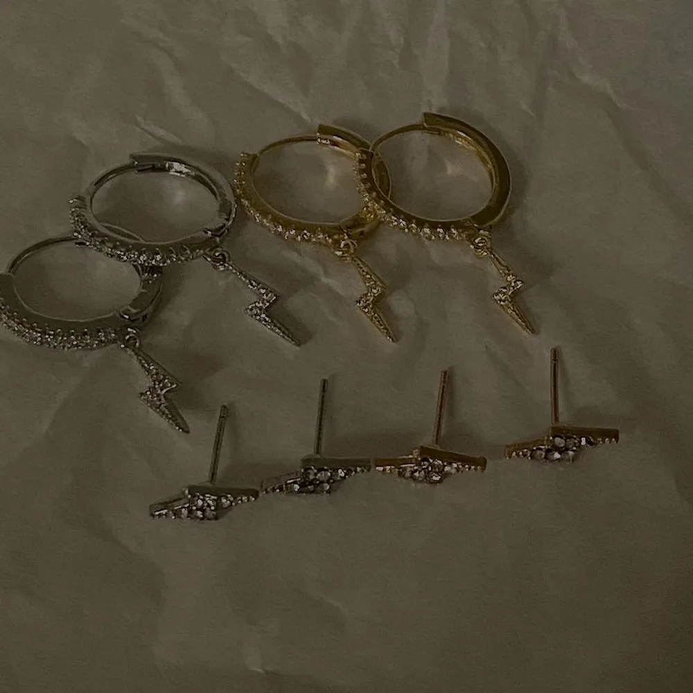 Flash örhängen✨⚡️ Flash studs i guld (mer åt rosé hållet) och silver: 49kr/par Flash hoops i guld och silver: 69kr. SILVER SLUTSÅLDA. Vid köp av fler än två par får man paketpris☺️Frakt på 15kr tillkommer  Ej allergivänliga‼️. Accessoarer.