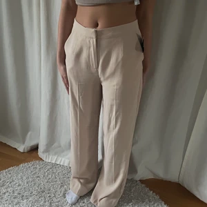 Kostymbyxor  - Beigea kostymbyxor från nelly. Väldigt fina till vår och sommar då dem är tunna! Prislappen är på, så aldrig använda.💕 (ej strukna) 
