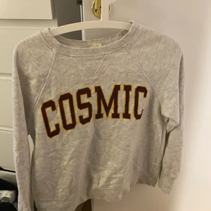 Sweatshirt  - Sweatshirt från hm med trycket cosmic. Väldigt snygg och passar till det mesta! Storlek xs. Frakt ingår ej! 66kr för spårbar frakt, annars 45kr.
