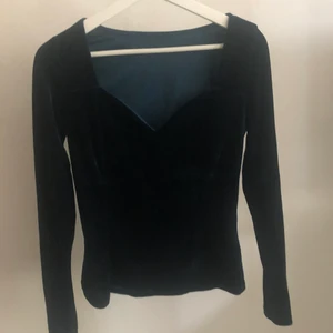 Topp - Esmerald grön sammet topp som är sjukt snygg storlek:S (köparen betalar frakt) ❤️❤️