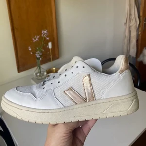 Veja skor - Veja sneakers i storlek 37. Använt 10 tal gånger men fortfarande fina.