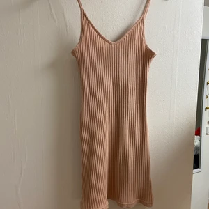 Ljusrosa klänning - Fin ribbad ljusrosa klänning. Endast använd en gång, strl s. 