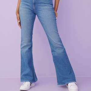Lee jeans i storlek W28 L33, i mycket fint skick. Köpare står för frakt 
