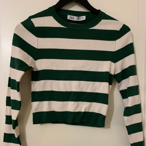 Stickad tröja - En lätt stickad tröja från Zara, denna är lite liten i storleken och därför skulle jag säga att den mer är en S/M! Super fin men för liten på mig tyvärr😇 Helt oanvänd, prislappar kvar!!