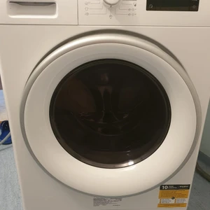 Tvätt maskin  - Har knappt använt den, den e 55,5 cm bredd och den e 84cm lång. Ska sälja den för att jag ska flytta och behöver inte den. Den e helt ny och fungerar bra finns inga problem i den. KAN PRATA OM PRISET. 