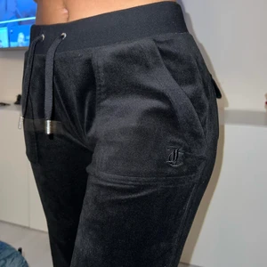 Juicy coutore byxor - Säljer mina svarta juicy coutore byxor i storlek S den nya modellen, har två par (endast ett par kvar). Båda använda 2 gånger i nyskick. Jag beställde byxorna från bubbleroom, kvitto finns. Köparen står för fraketen. BUDA! (Styckpris)