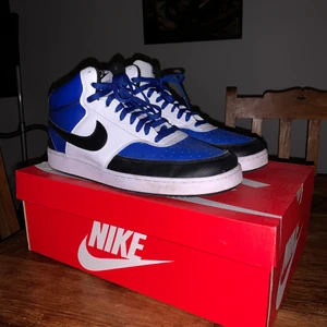 Nike court NBA - Säljer mina nike skor pga av att de tyvärr inte kommer till användning och skorna är i jätte bra skick. 