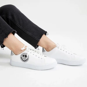 Smiley Skor - Säljer mina helt nya smileyskor som aldrig kommit till användning. Skriv gärna för fler bilder eller om ni har frågor. Buda från 200 kr eller köpt direkt för 250. De är slutsålda på hemsidan 🤍🖤, frakt tillkommer 