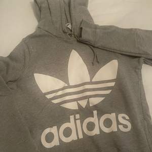 Ljusgrå hoodie från Adidas i storlek S. 