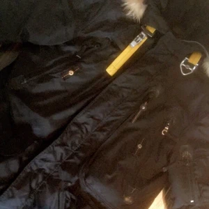 Parajumpers Right Hand Jacka - Säljer då denna jacka för att jag har köpt en ny och den börjar bli lite liten. Väldigt fin o varm vinterjacka med äkta päls. Färgen är svart. Hör av dig vid fler frågor. Priset går att diskutera.