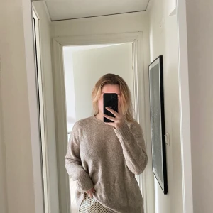 Beige stickad tröja - Beige stickad tröja ifrån Zara. Superfin!! Storlek S