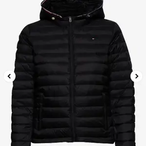 Säljer denna jacka som jag fick i present men aldrig använts pga att den inte var min stil. Prislapp hänger kvar på jackan. Säljs för 999kr, köptes för 2700kr. Kan även fraktas💗