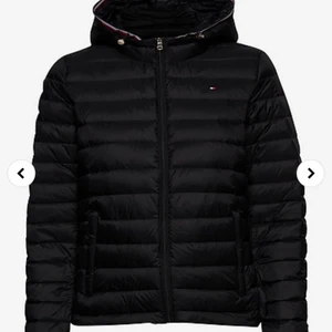Tommy Hilfiger jacka dam stl xs/s - Säljer denna jacka som jag fick i present men aldrig använts pga att den inte var min stil. Prislapp hänger kvar på jackan. Säljs för 999kr, köptes för 2700kr. Kan även fraktas💗