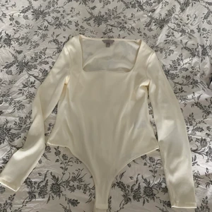 Vit body - Body från hm i strl M. Extra tyg vid bysten. Använd 1 gång så i väldigt fint skick. 