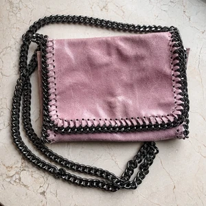 Rosa Handväska - Svart Stella McCartney inspirerad axelremsväska med silvrig kedja. Sparsamt använd och i gott skick. Knäppe med blixtlås.