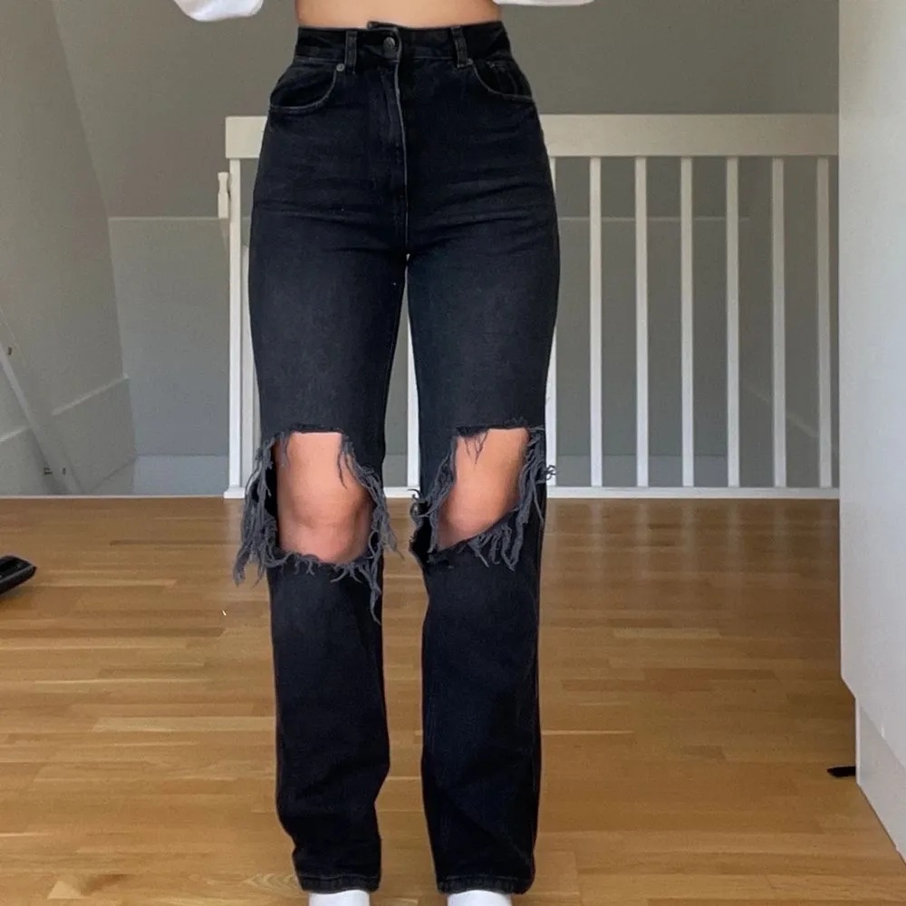 Skitsnygga jeans med hål, använda ungefär 2 gånger så precis som nya, andra bilden är lånad💗. Jeans & Byxor.