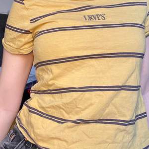 Det här är en gul randig Levi’s tröja som är köpt ifrån Junkyard. Original priset är 699kr men jag säljer den för hälften av original priset. Inga skador och i väldigt bra skick! Har inte använt den på ett tag och väljer därför att sälja den. Köparen står för frakten, och om det skulle bli flera intresserade så blir det bud från 300kr! Enligt mig är det här en as snygg t-Shirt till vår/sommaren! 