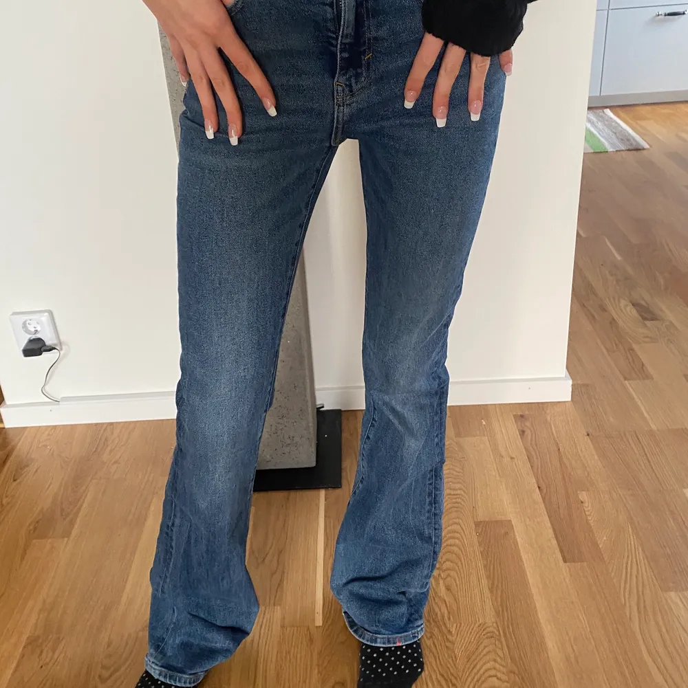bootcut jeans mid/high waist strl 34 lite långa för mig som är 173. Jeans & Byxor.