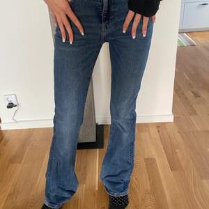 bootcut jeans mid/high waist strl 34 lite långa för mig som är 173